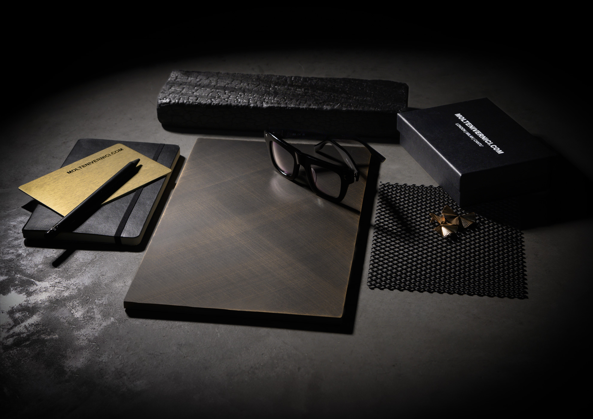 MOLTENI-VERNICI présente ses finitions spéciales avec élégance et sophistication