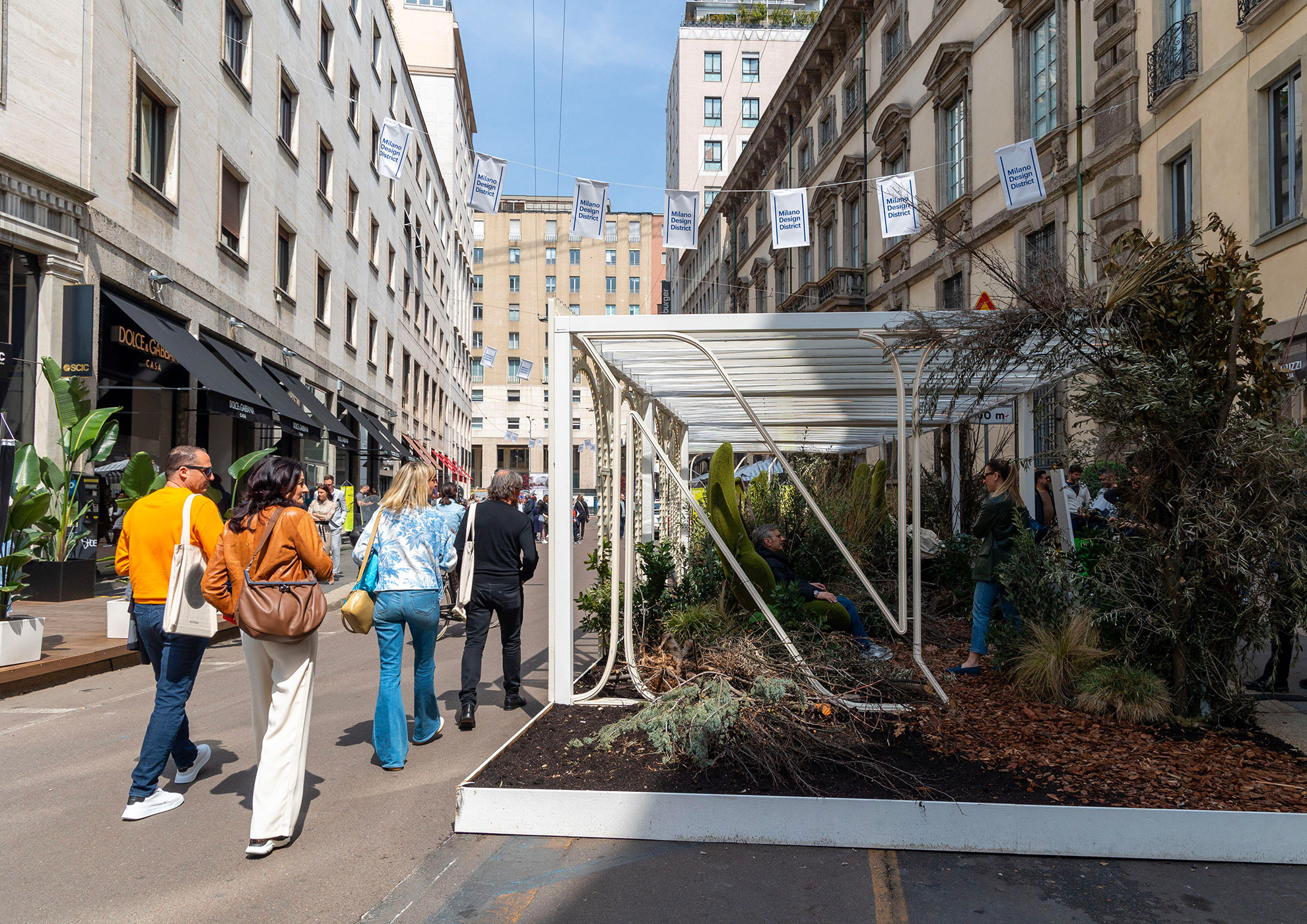 Rue urbaine de Milan avec installation MOLTENI-VERNICI pour finitions spéciales