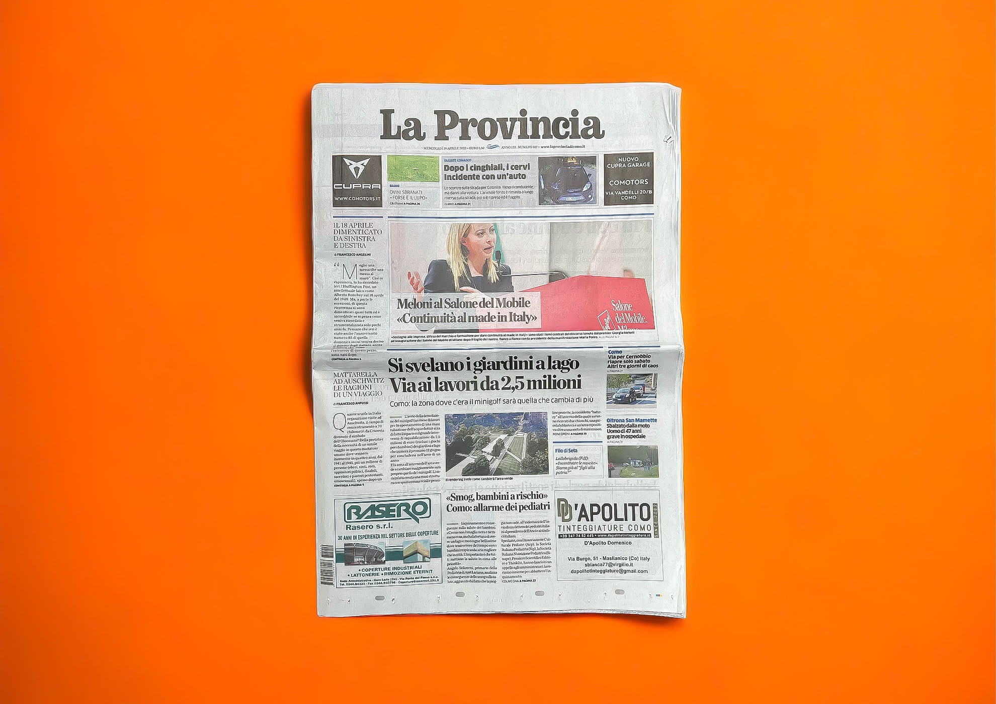 La Provincia Zeitung auf orangefarbenem Hintergrund mit MOLTENI-VERNICI Effekt, Lack
