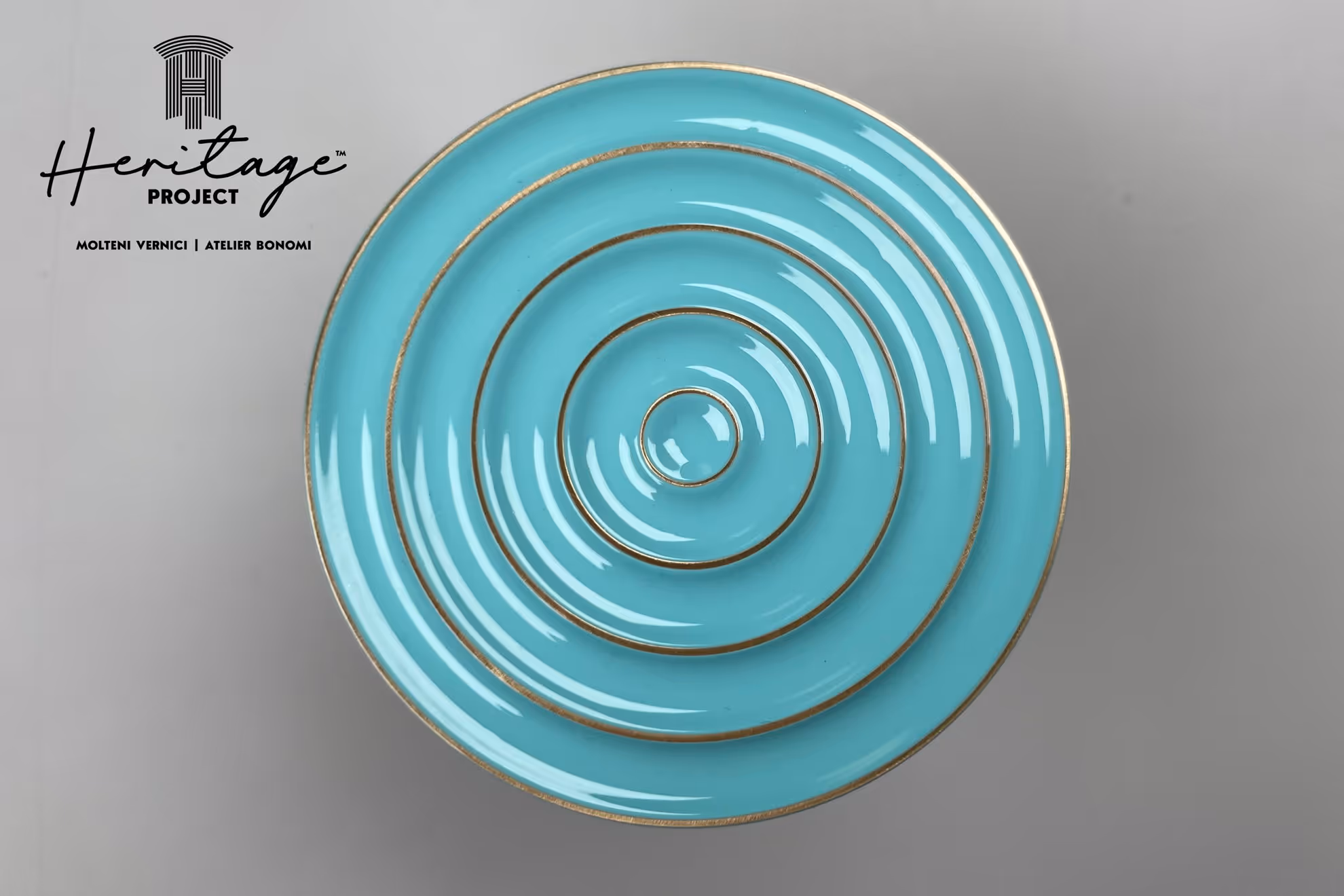 Piatto turchese con cerchi concentrici dorati, progetto Heritage di Molteni Vernici