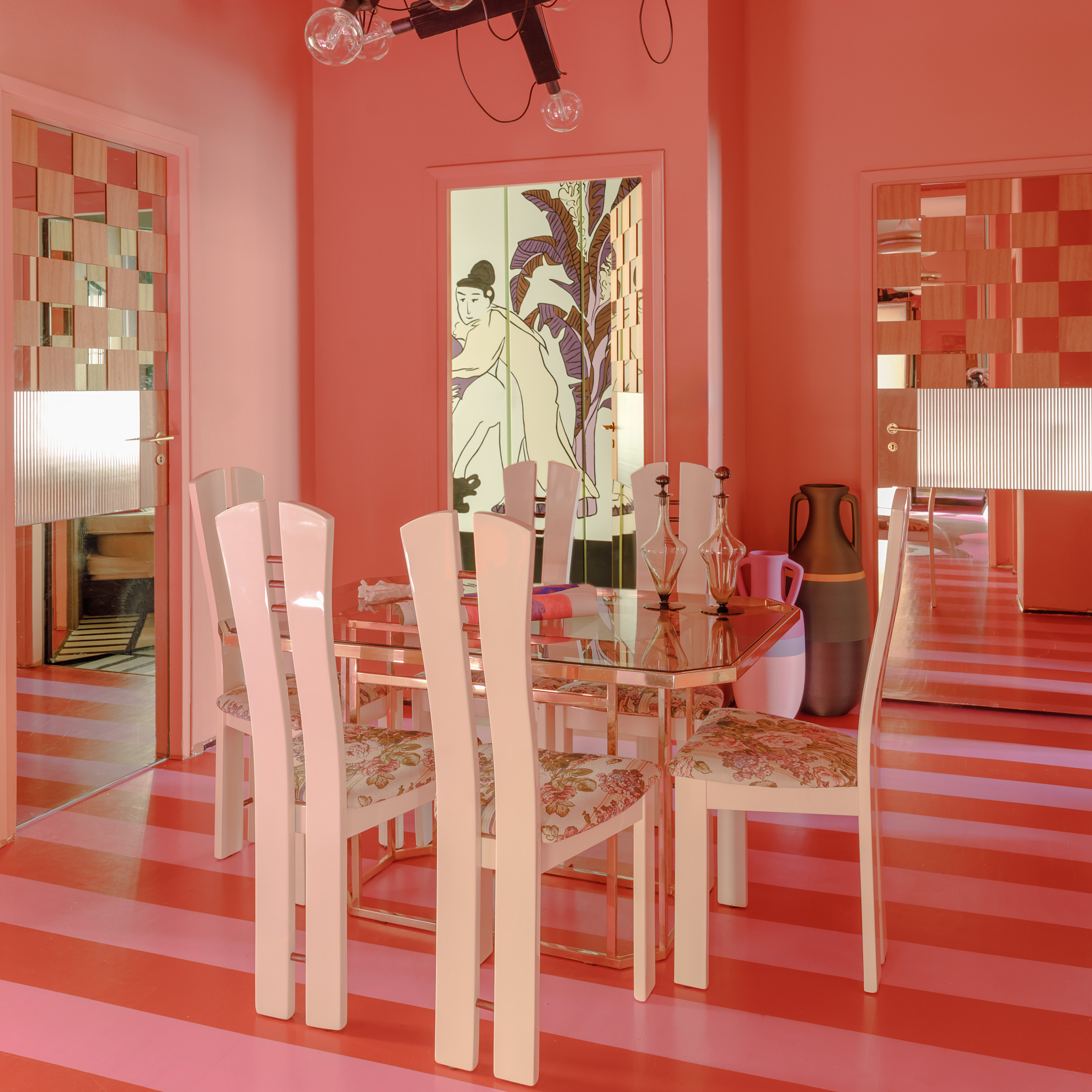 Comedor rosa con pinturas especiales, acabados MOLTENI-VERNICI y estilo artístico
