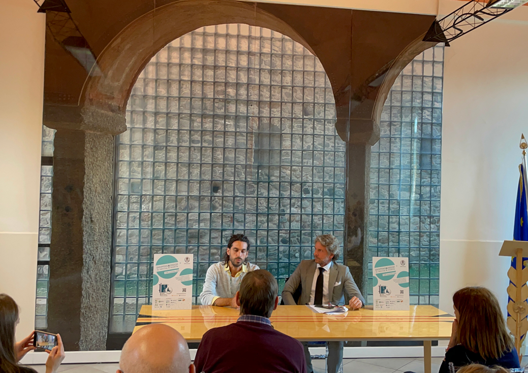 Presentazione di MOLTENI VERNICI, due relatori dietro tavolo con manifesti