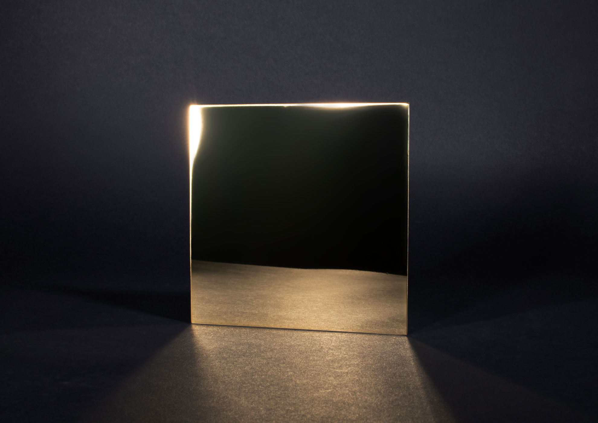 Speziallacke MOLTENI-VERNICE Oberflächen: Glänzendes Metallblech mit Lichteffekt