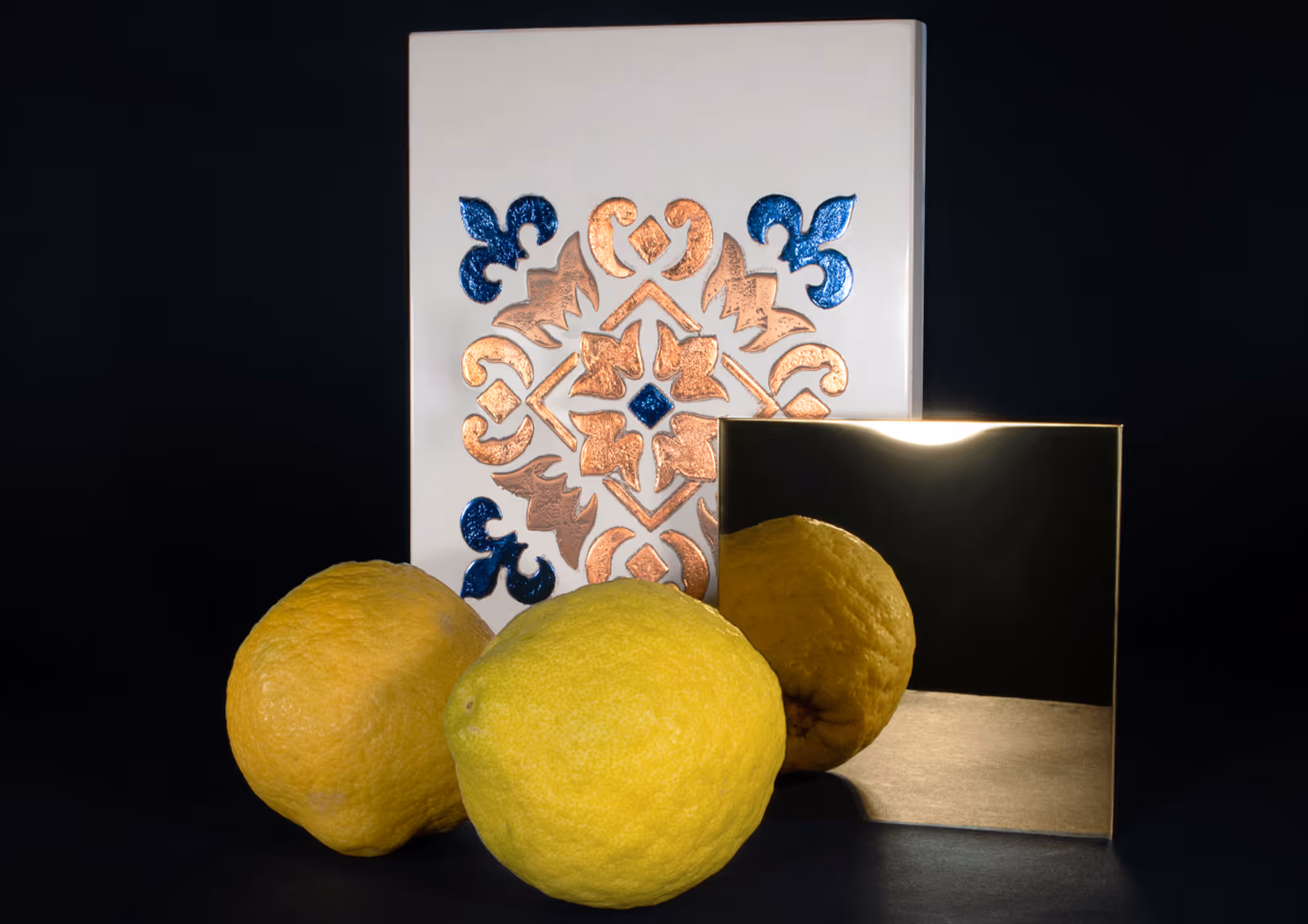 Limones junto a azulejo decorativo con pintura, con efecto Molteni-Vernici
