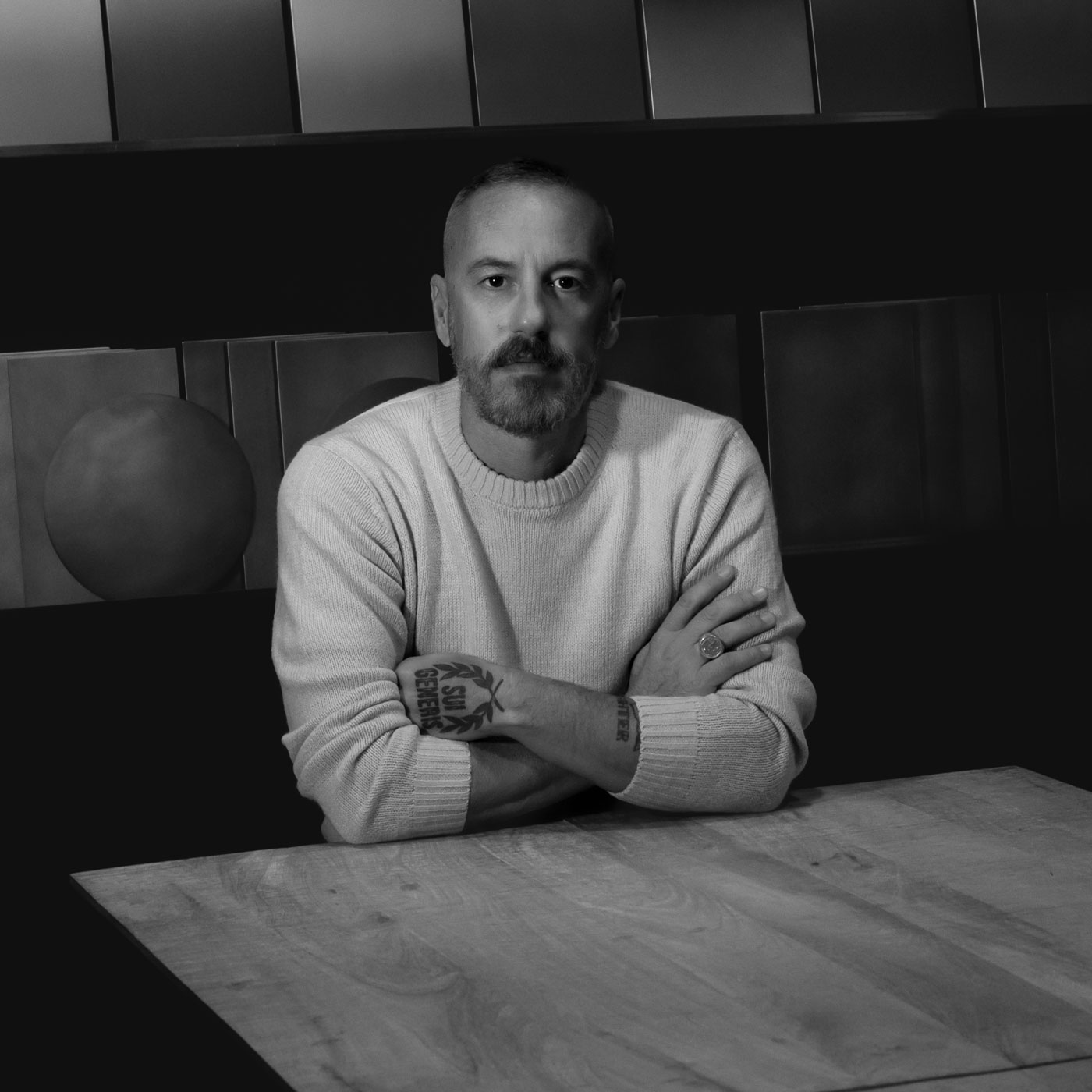 Peintures spéciales MOLTENI-VERNICI : Roberto Molteni , CEO et expert en finitions posant sérieusement