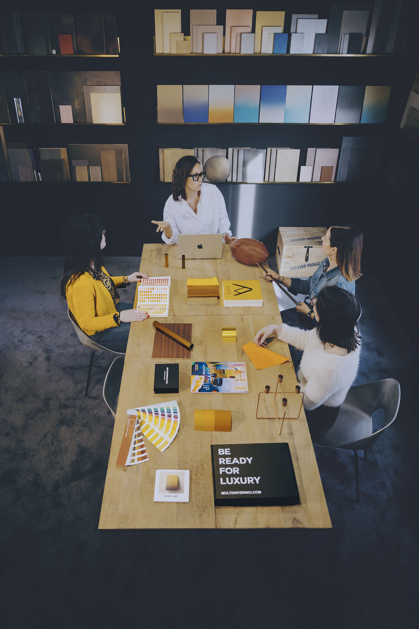 Réunion de design avec des échantillons de peintures spéciales, finitions MOLTENI Vernici