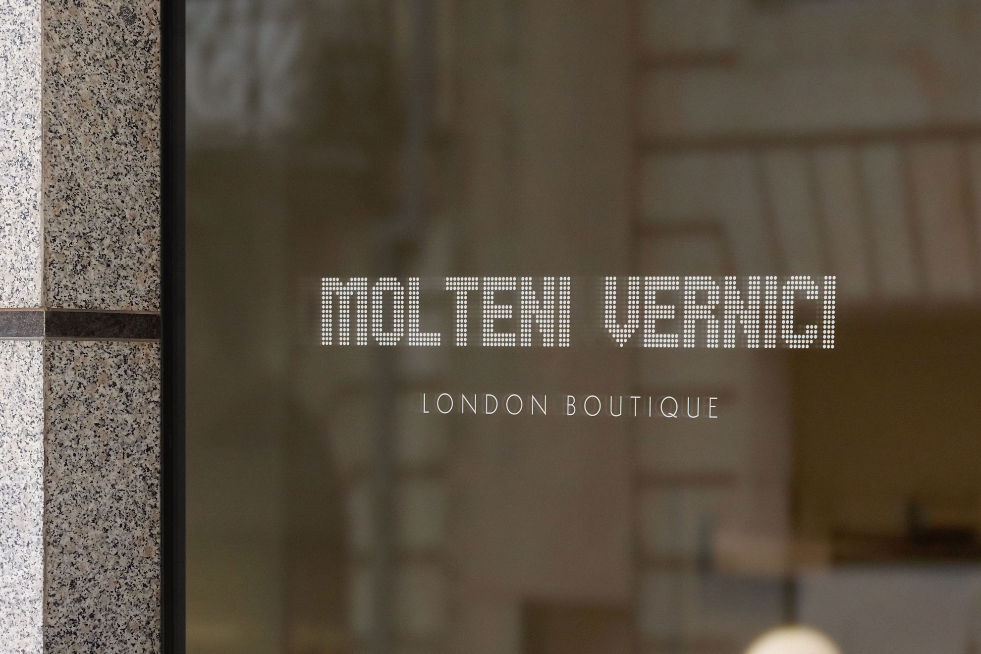 Vitrine de la boutique Molteni Vernici à Londres, peintures spéciales et finitions