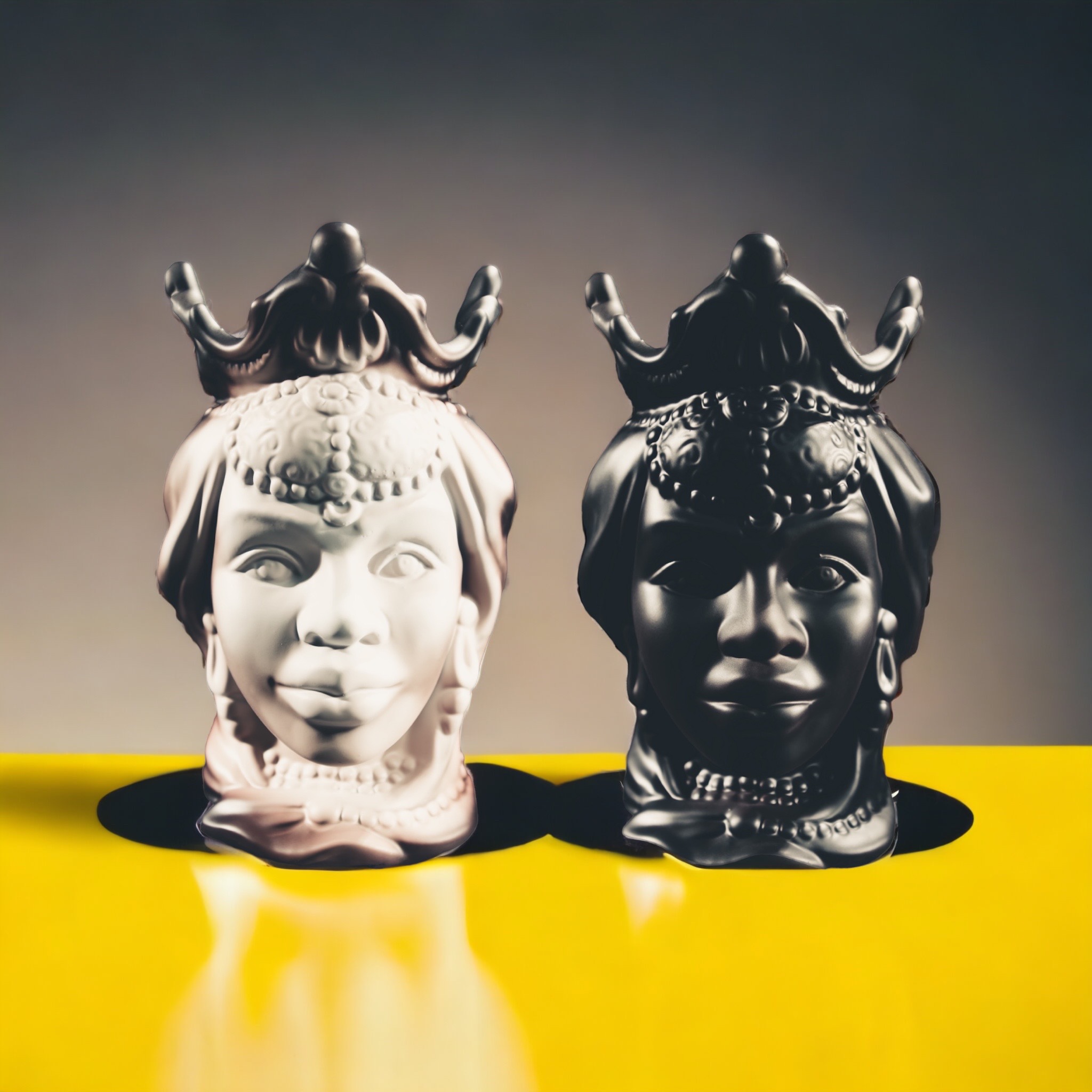 Teste in ceramica bianca e nera con vernici speciali MOLTENI VERNICI