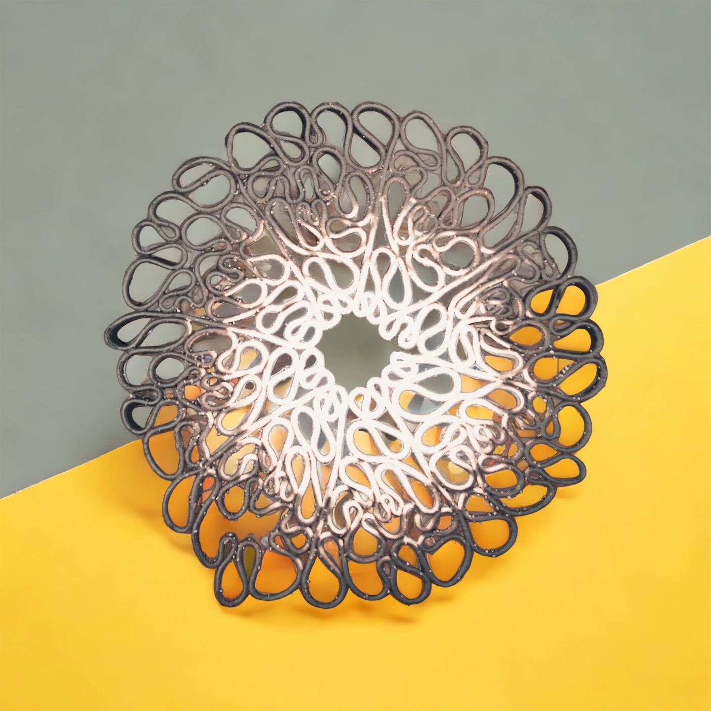 Scultura artistica di vernici speciali MOLTENI VERNICI con design intricato