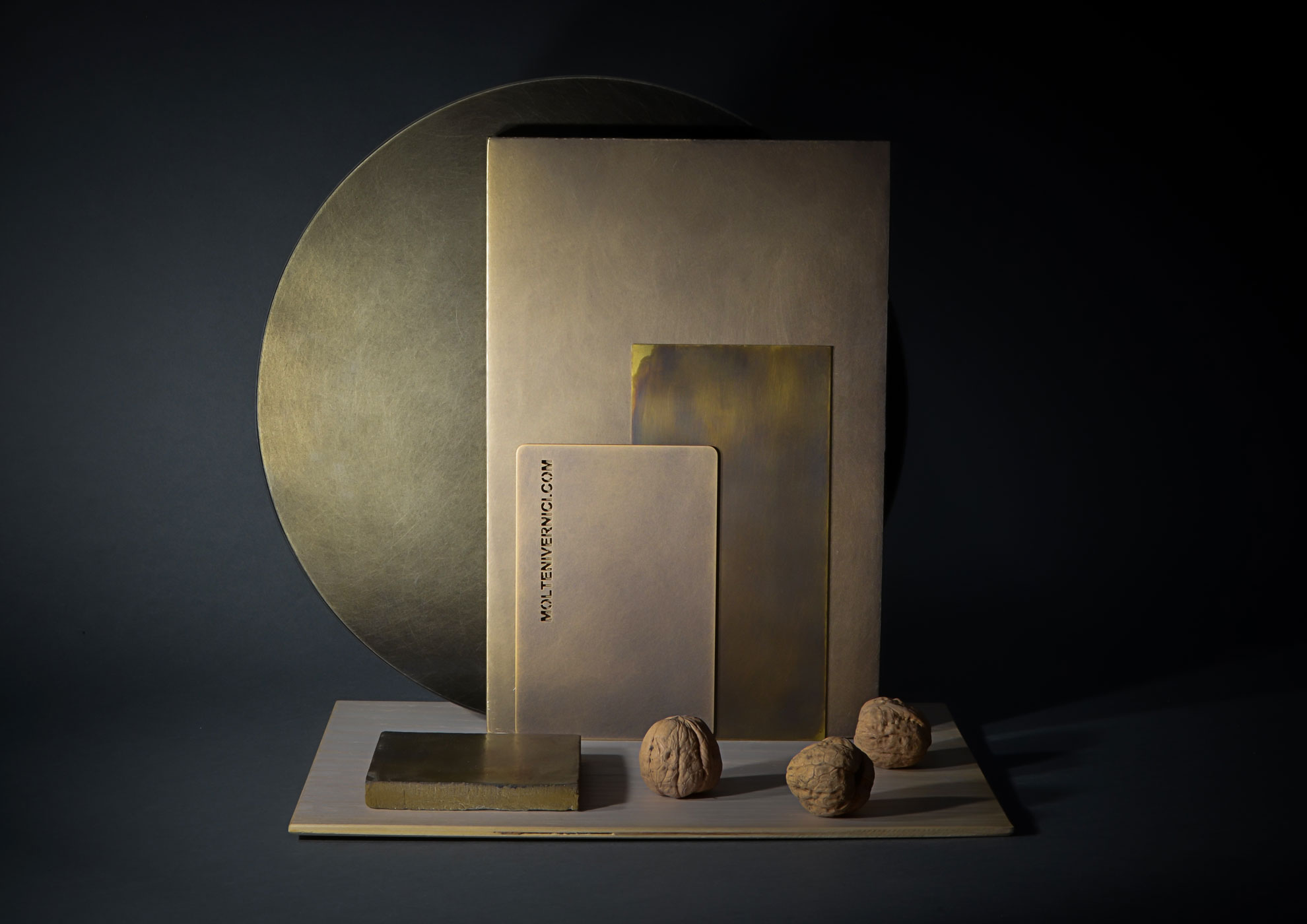 Peintures spéciales MOLTENI-VERNICI : finitions élégantes avec noix et formes géométriques