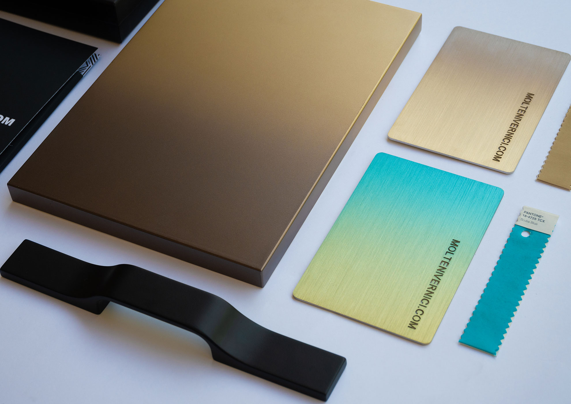 Échantillons de peintures spéciales, finitions MOLTENI-VERNICI en nuances dorées