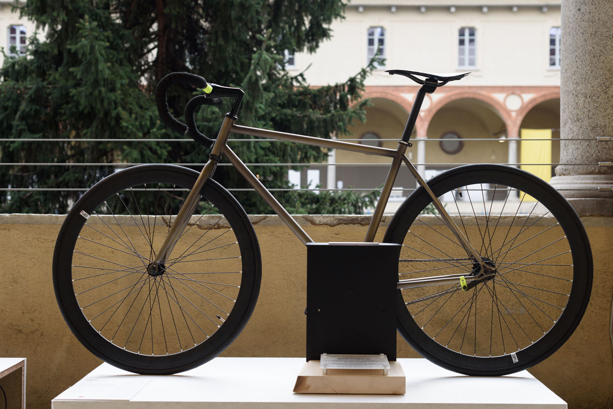 Bicicletta moderna con vernici speciali MOLTENI su piedistallo architettonico