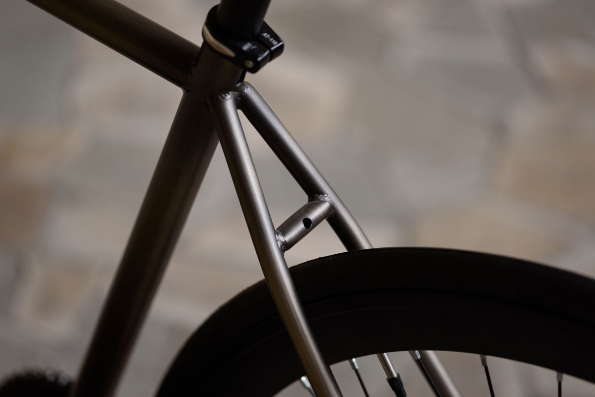 Dettaglio di bicicletta con vernici speciali MOLTENI VERNICI metallizzate