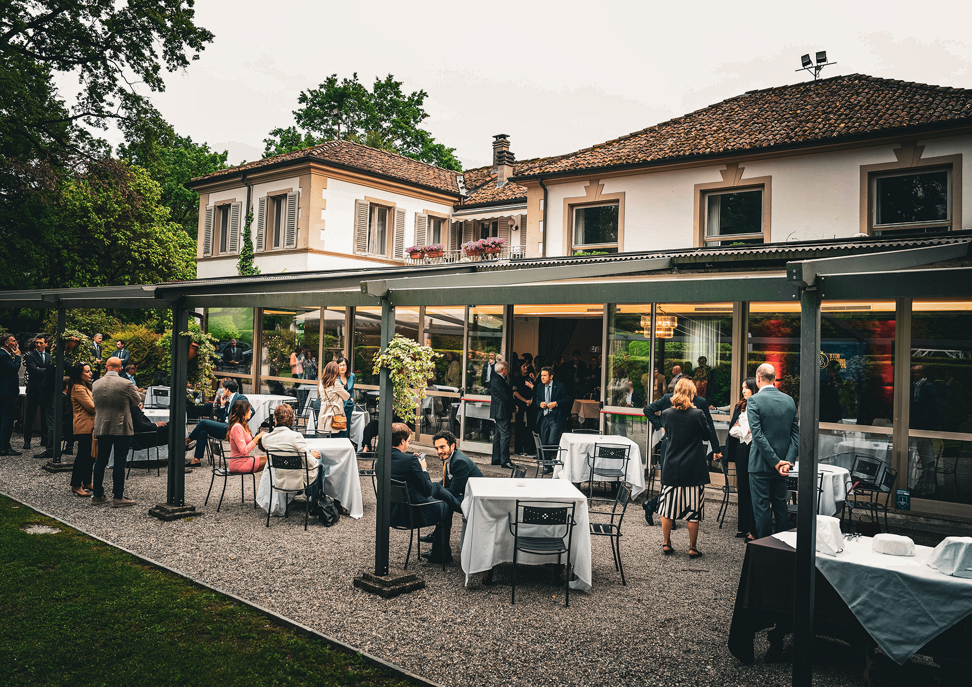 Elegante Speziallacke MOLTENI-VERNICE Veranstaltung mit Gästen auf Oberflächen im Freien