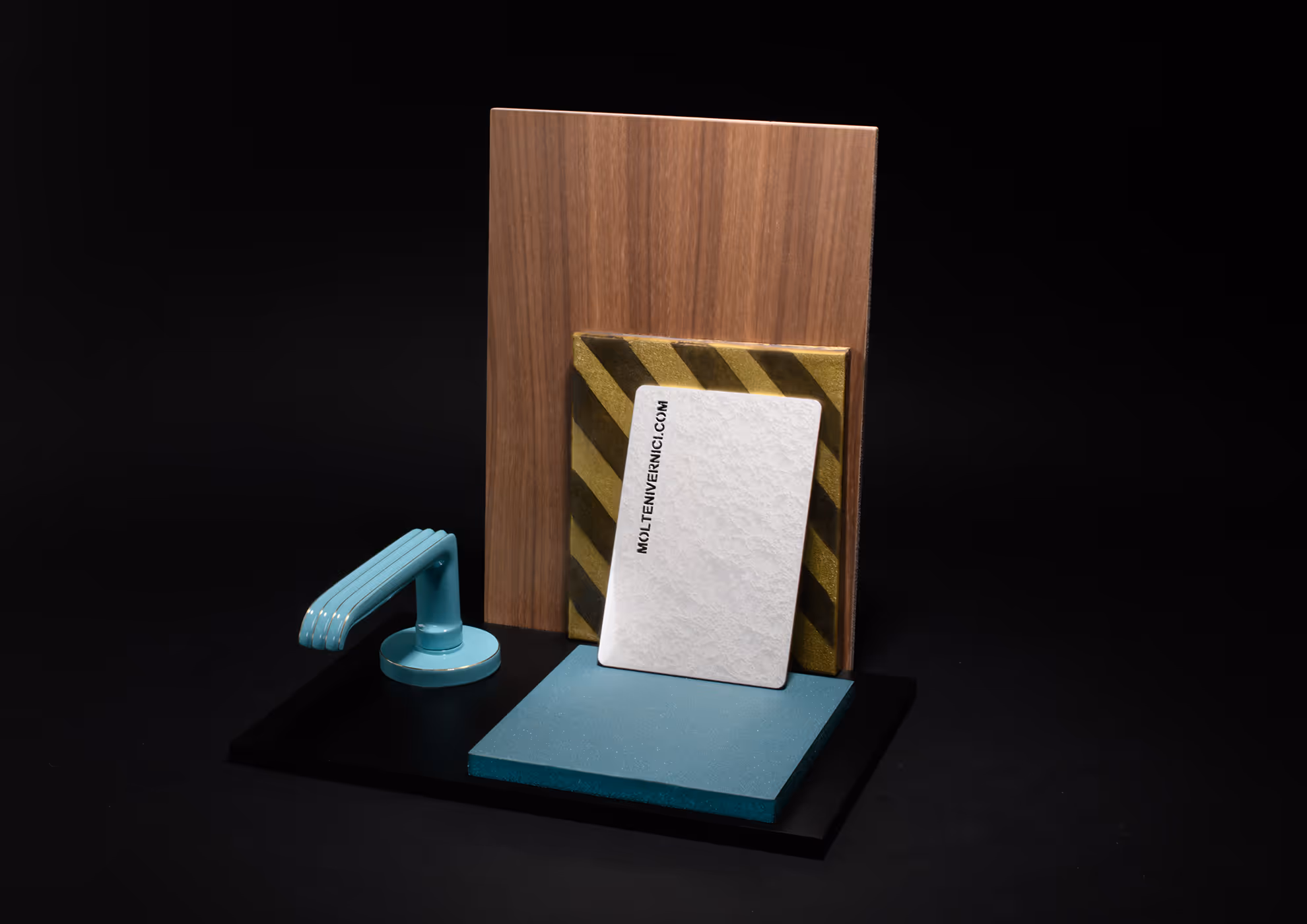 Muestras de acabados MOLTENI-VERNICI con tarjeta y elementos decorativos
