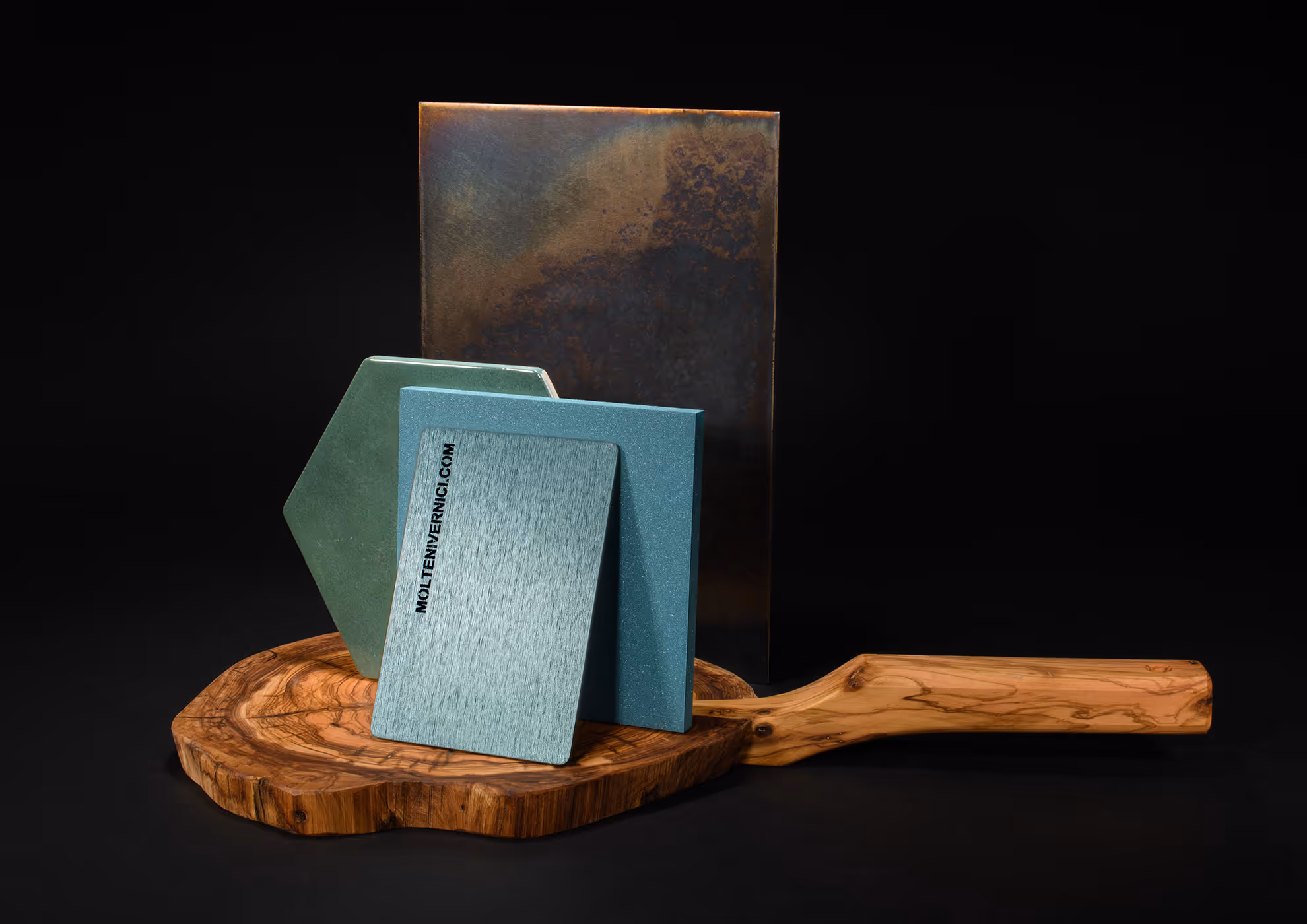 Muestras de acabados MOLTENI-VERNICI en tonos metálicos y madera