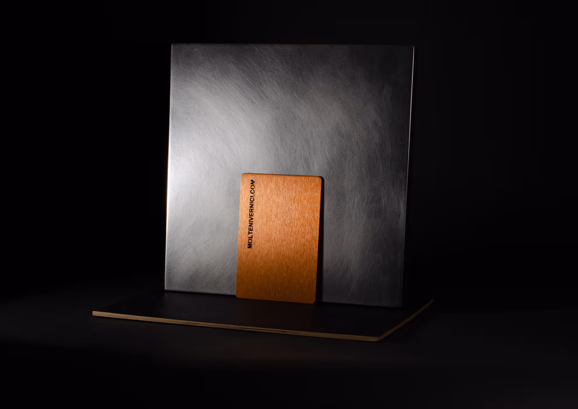 Moodboard MOLTENI-VERNICI con campione di verniciatura metallica elegante