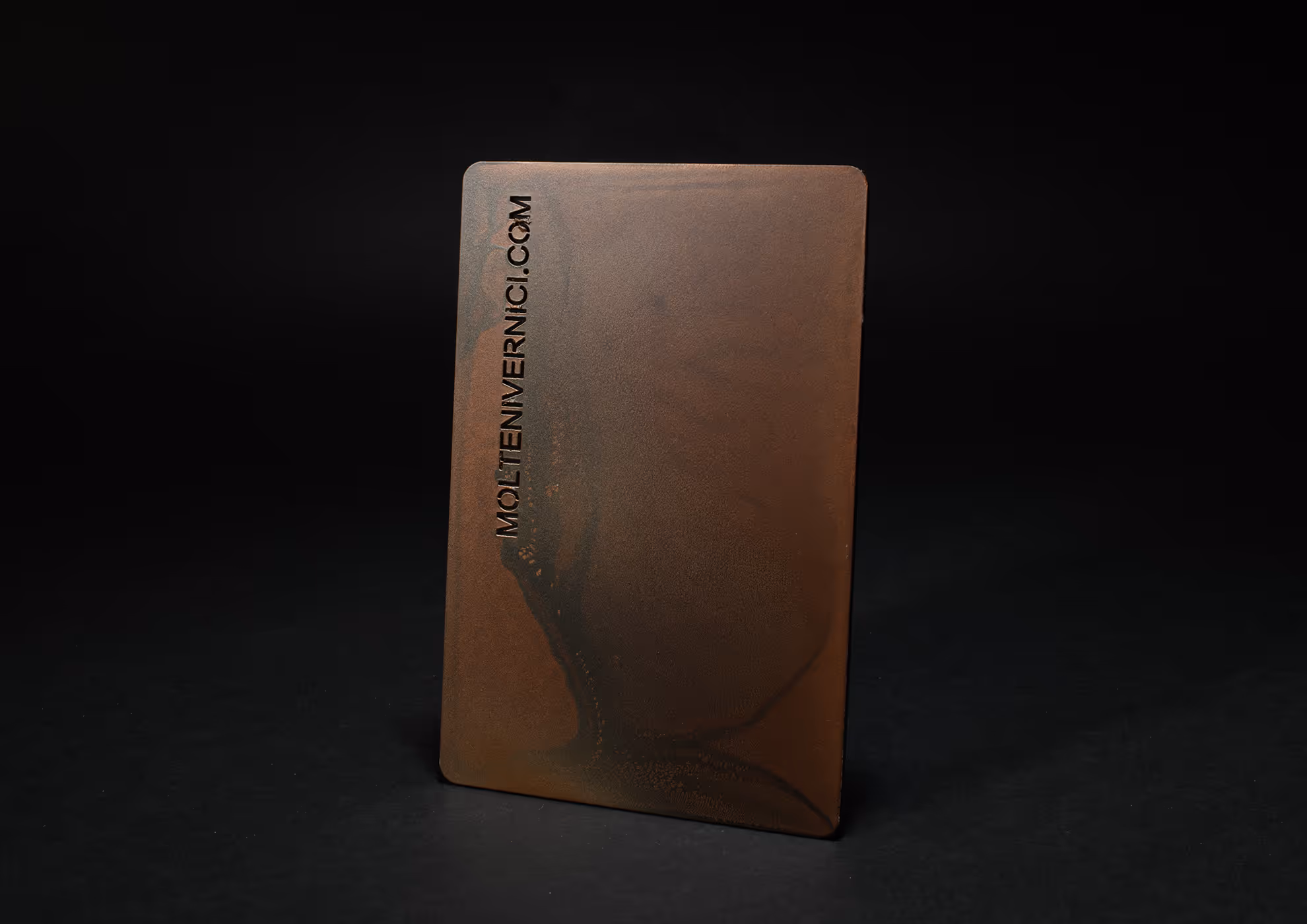 Tarjeta de MOLTENI-VERNICI con acabados metálicos sobre fondo negro