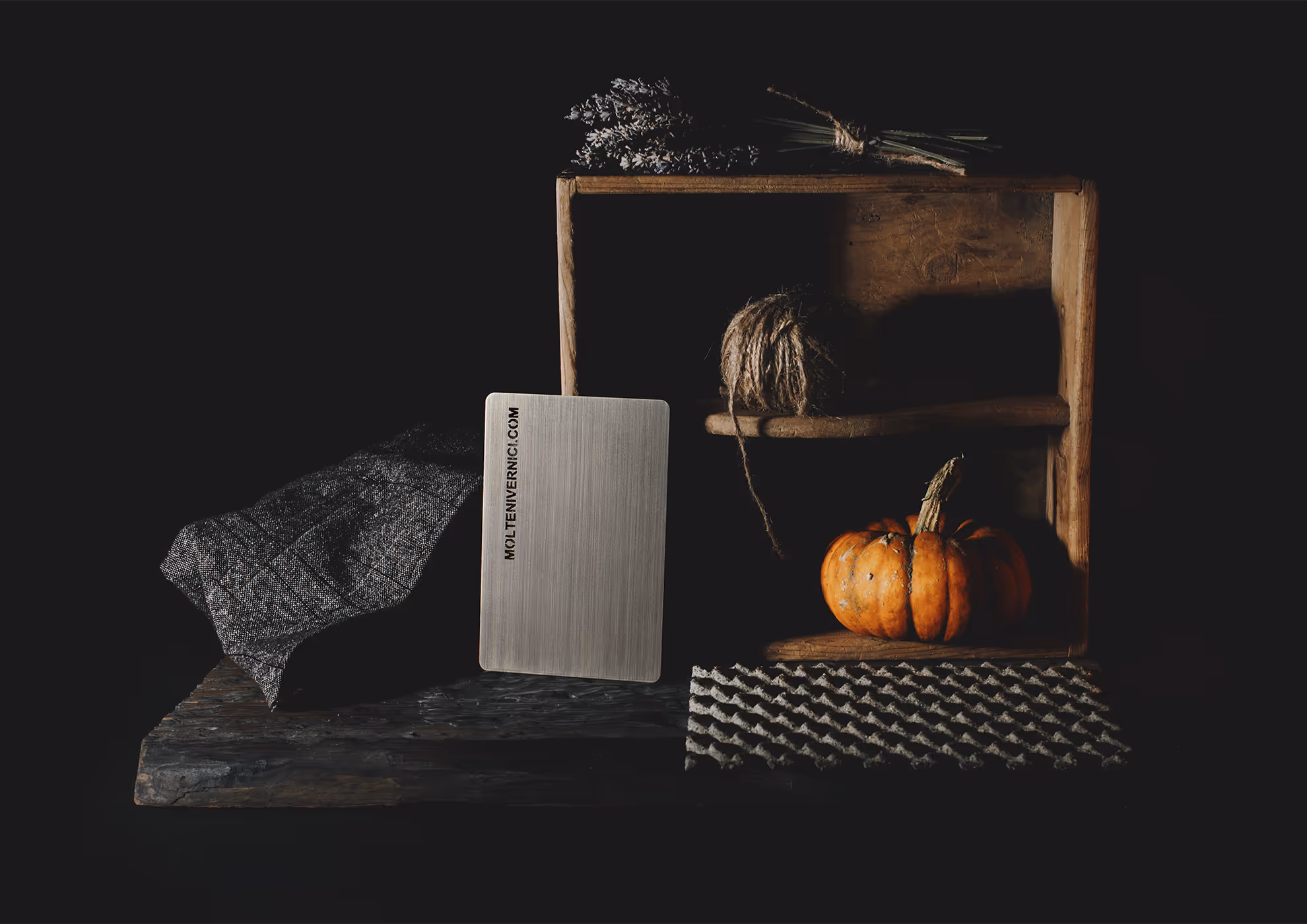 Peintures spéciales MOLTENI-VERNICI avec citrouille et étagère en bois