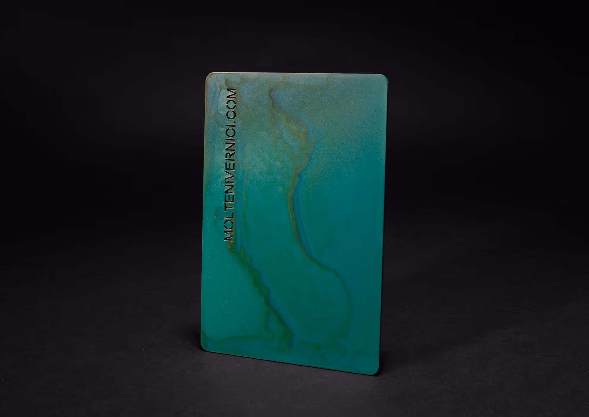 Tarjeta verde de MOLTENI-VERNICI con acabados ondulados sobre fondo negro