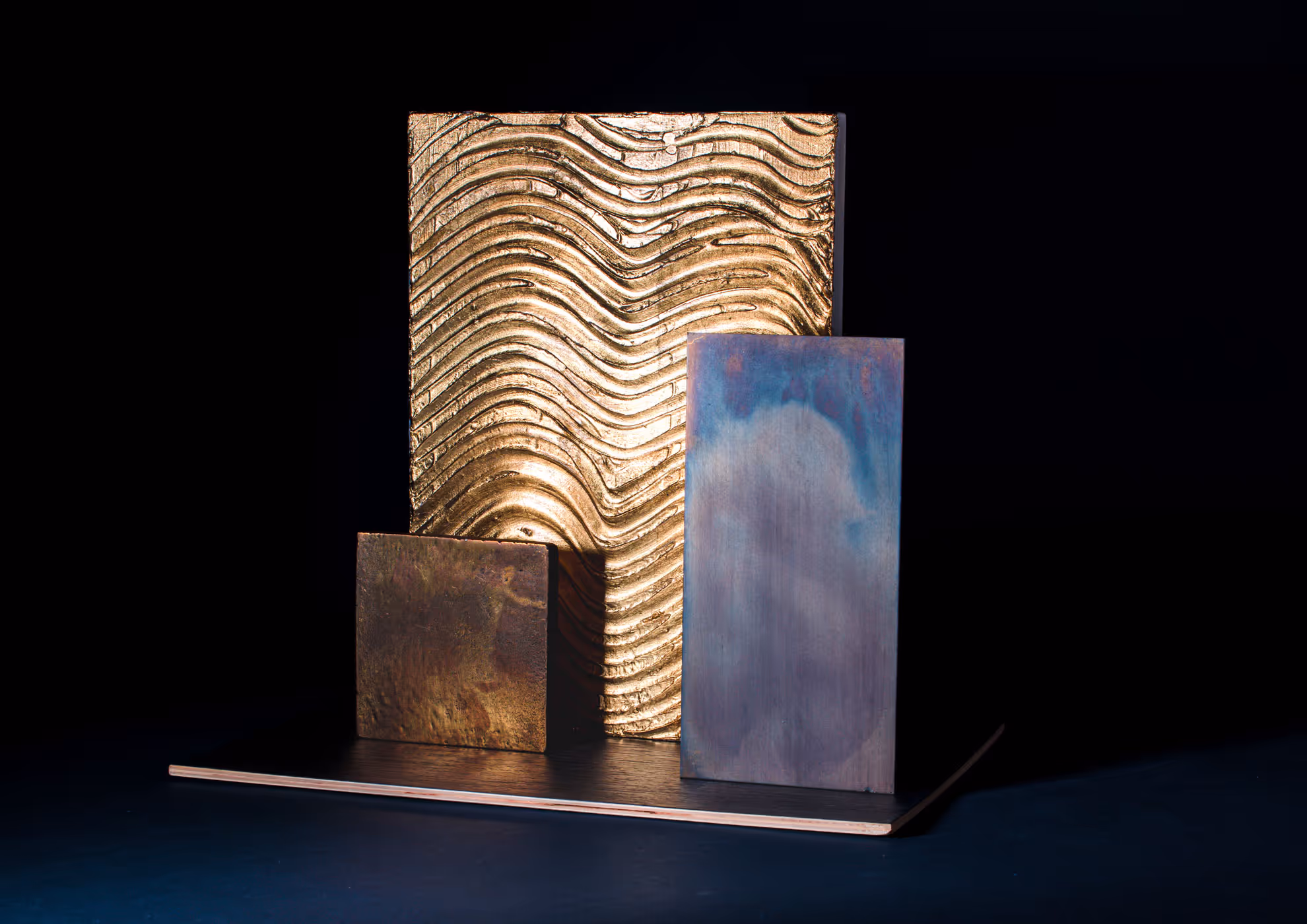 Muestras de MOLTENI-VERNICI con acabados ondulados metálicos y tonos iridiscentes