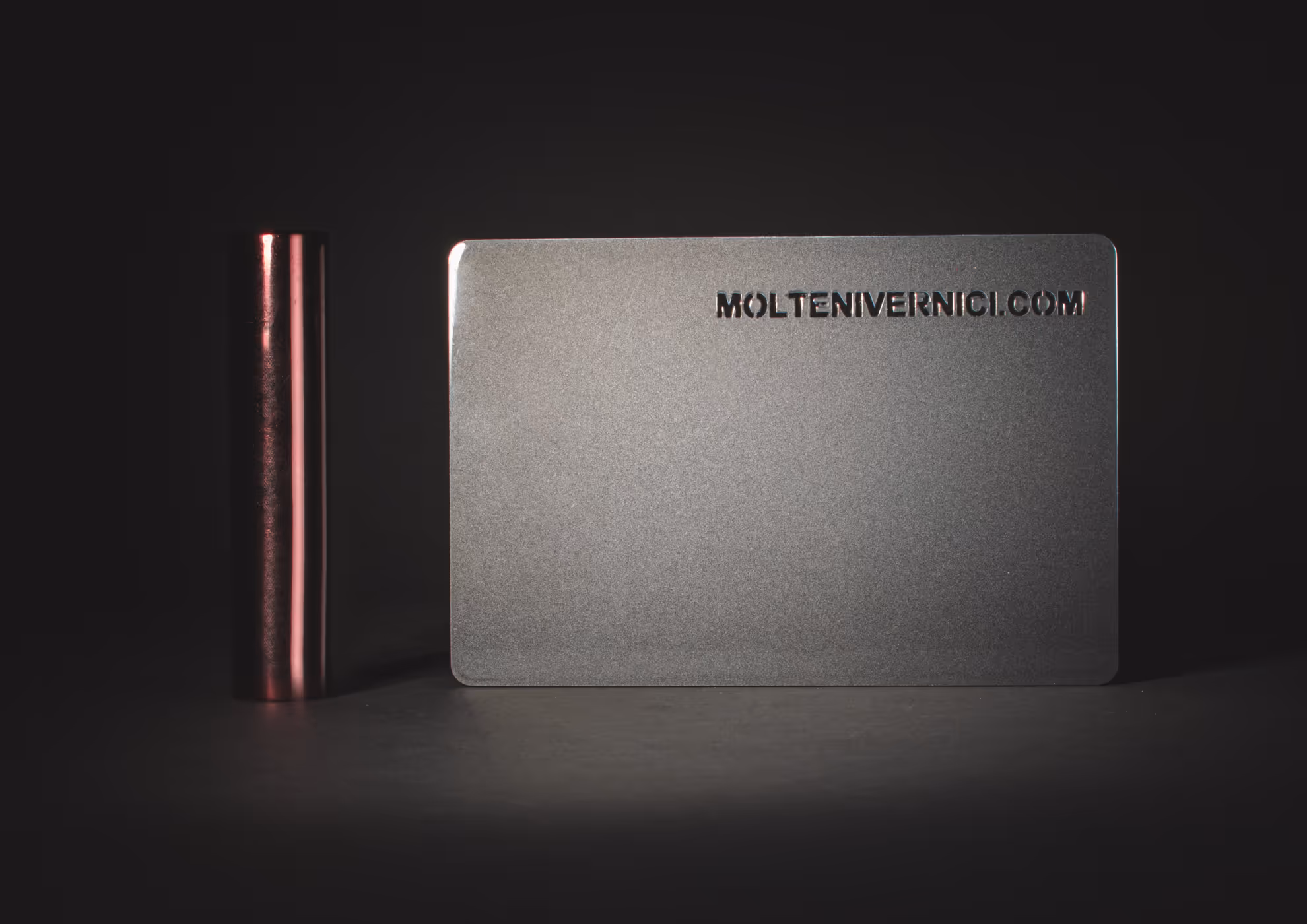 Tarjeta metálica plateada de Molteni-Vernici con acabados profesionales