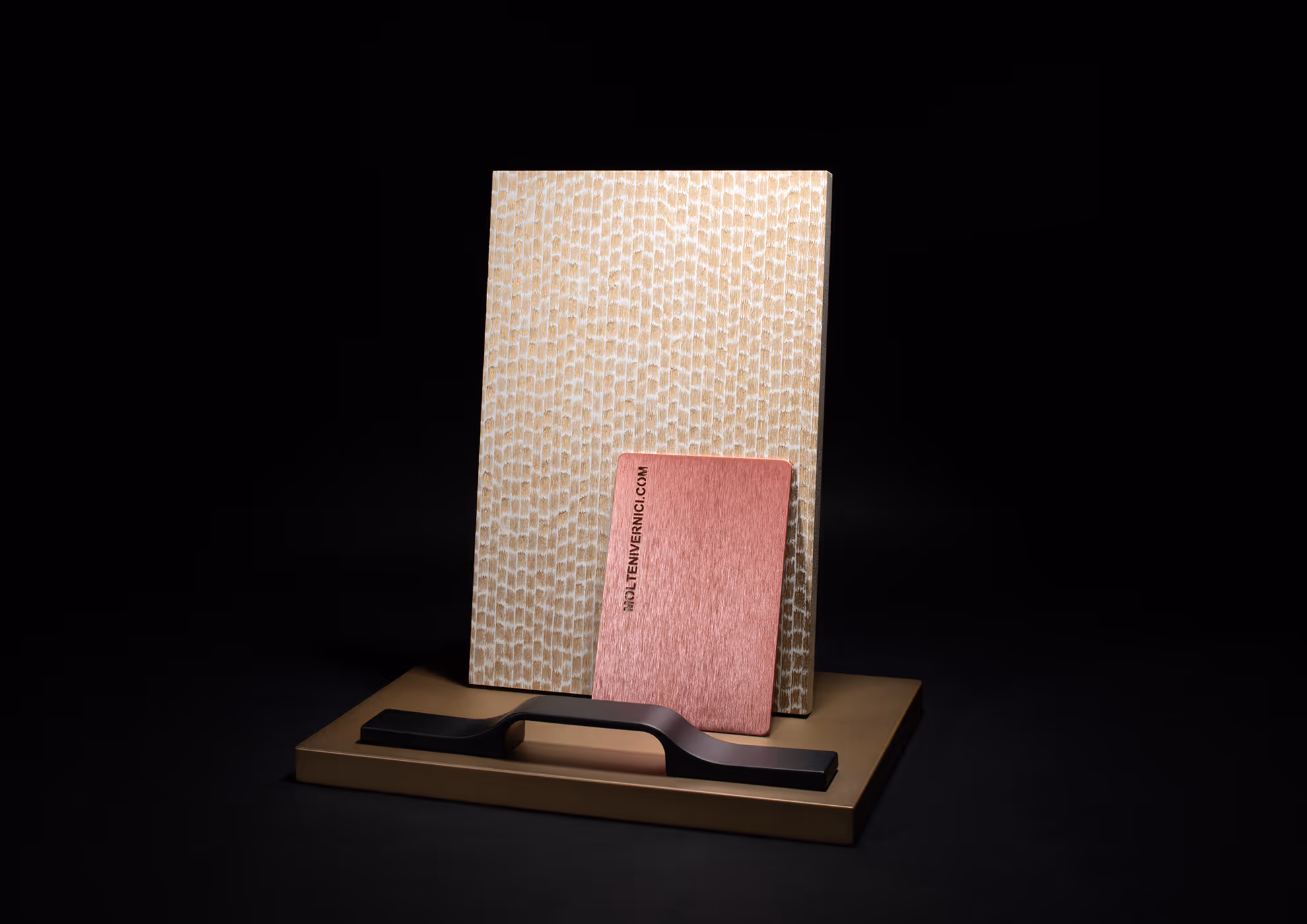 Esempi di verniciatura MOLTENI-VERNICI con campioni di colore rosa metallizzato