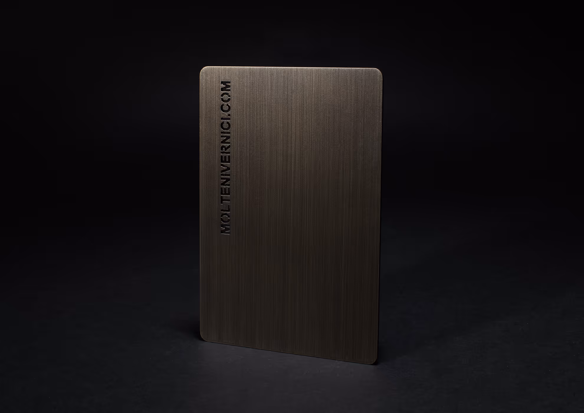 Carte métallique MOLTENI-VERNICI avec des peintures spéciales élégantes