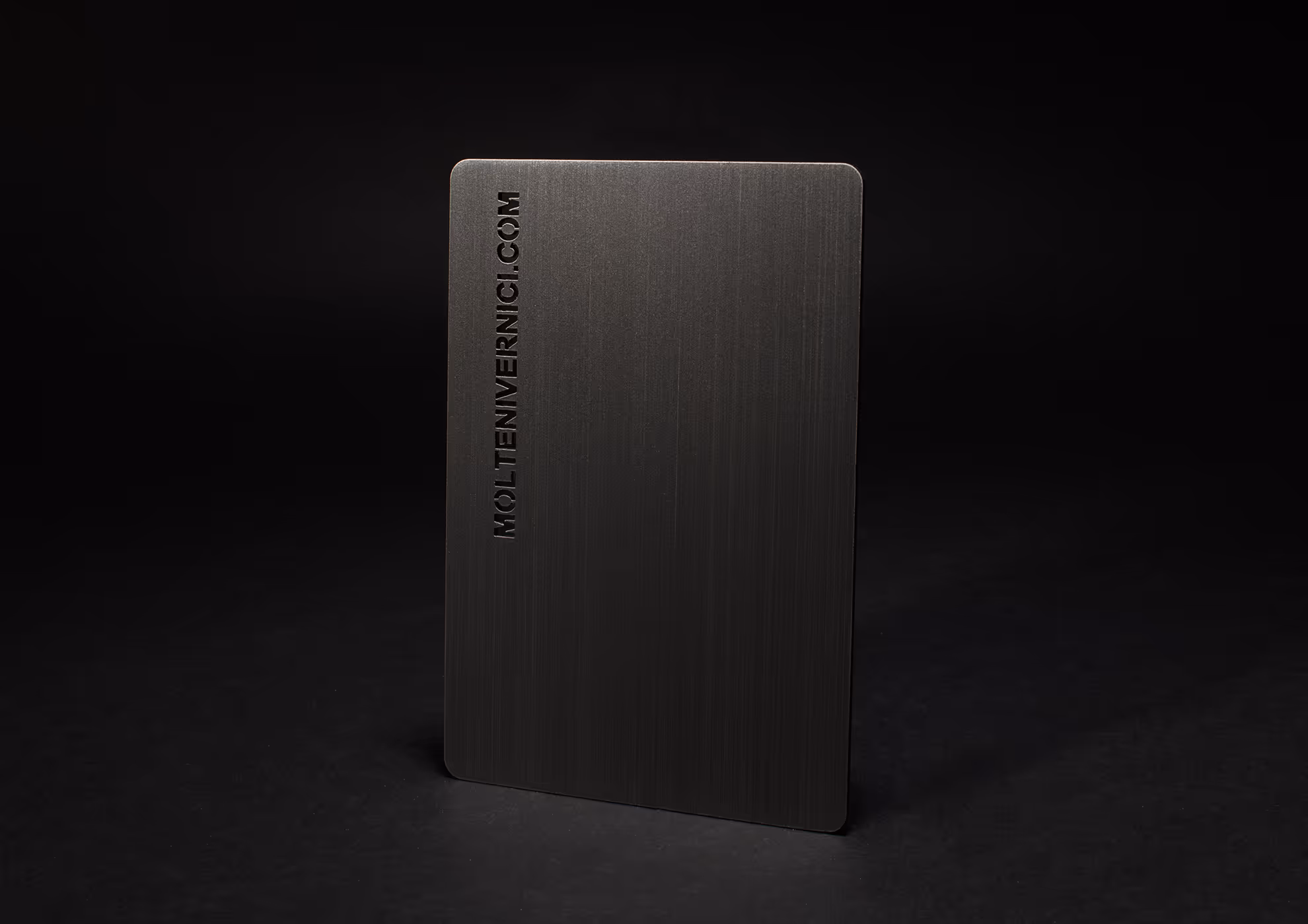 Carte métallique MOLTENI-VERNICI présentant des peintures spéciales sur fond noir