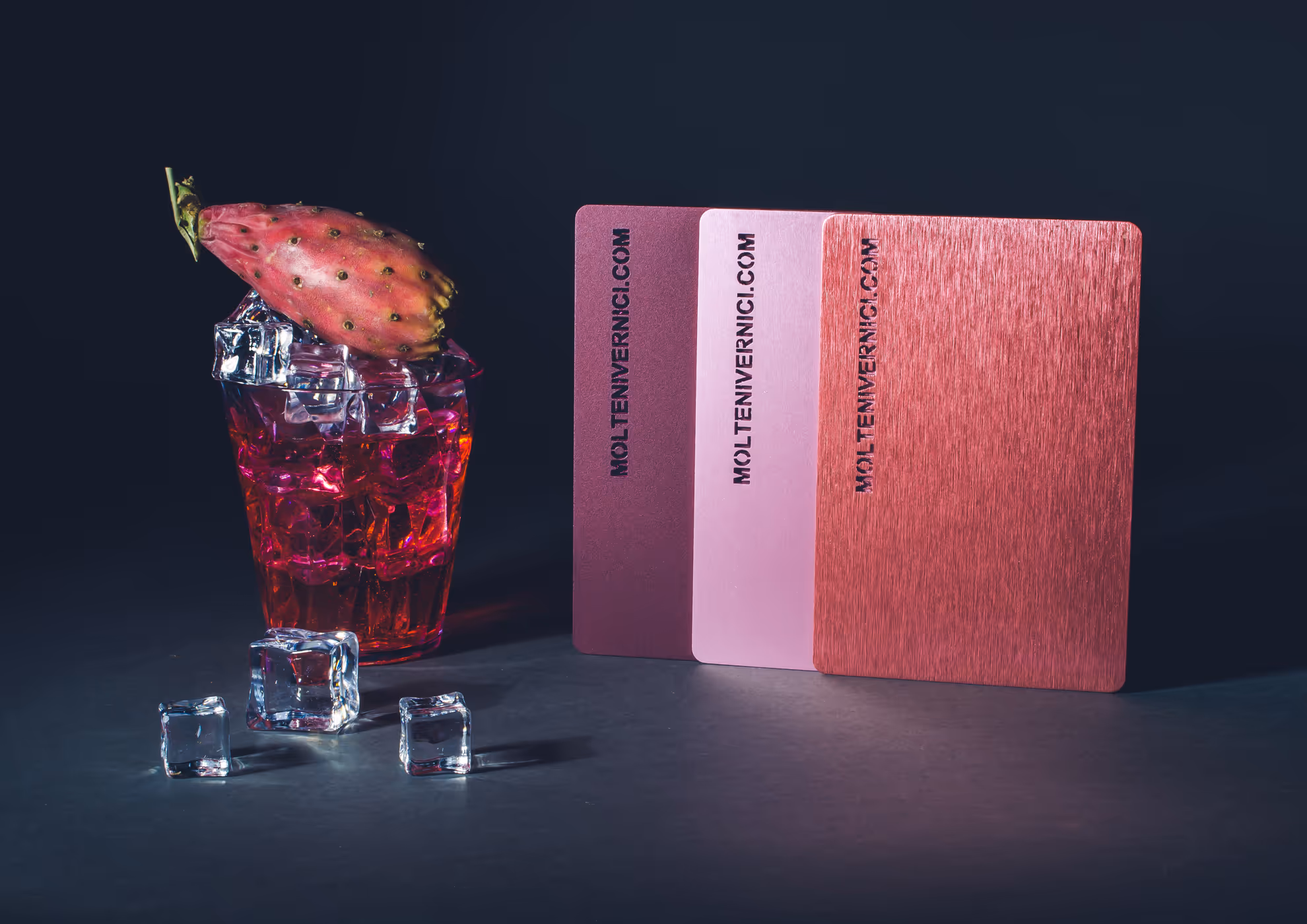 Palette de couleurs MOLTENI-VERNICI avec boisson exotique et glaçons spéciaux