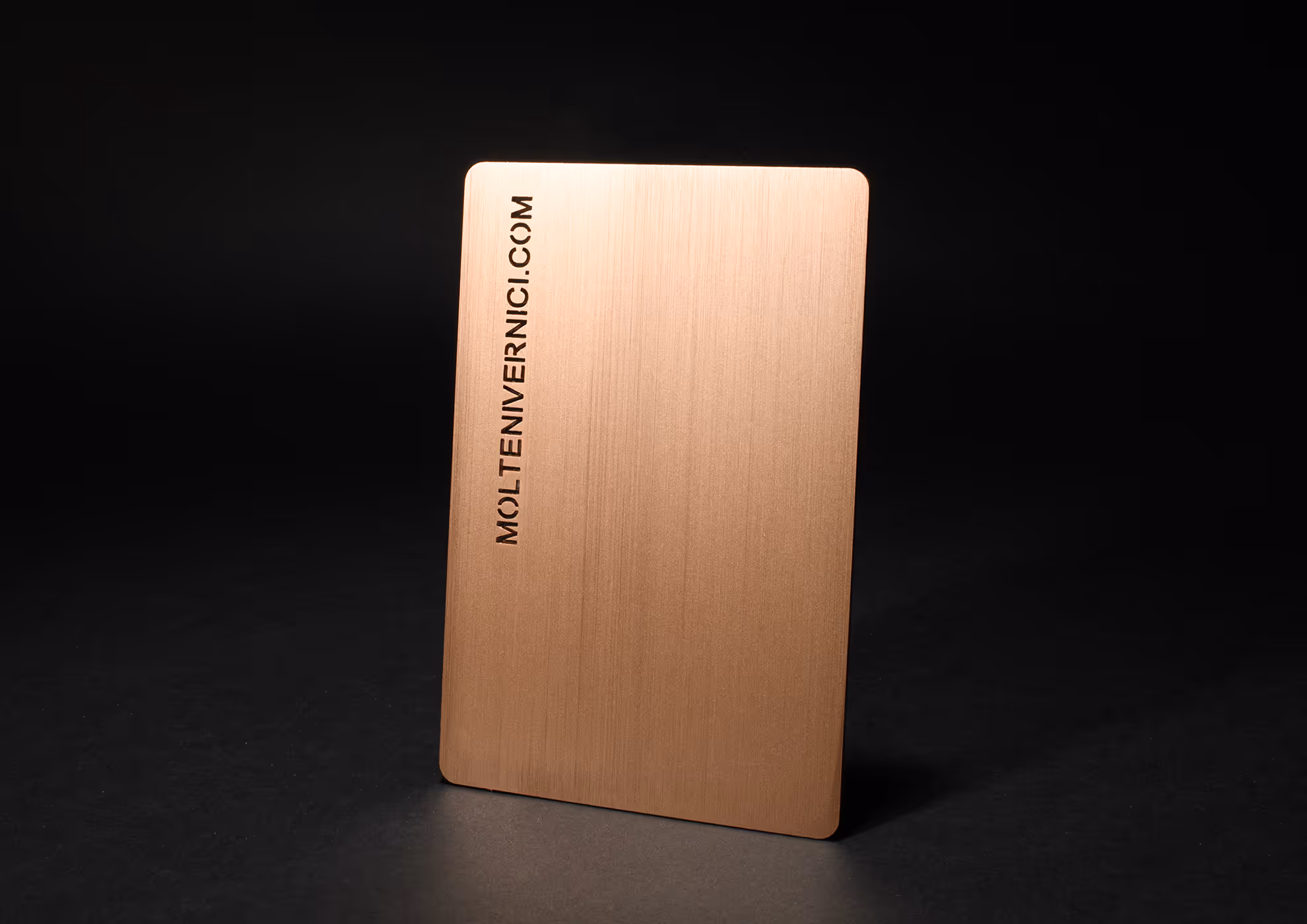 Piastra MOLTENI-VERNICI con effetto verniciatura su sfondo nero