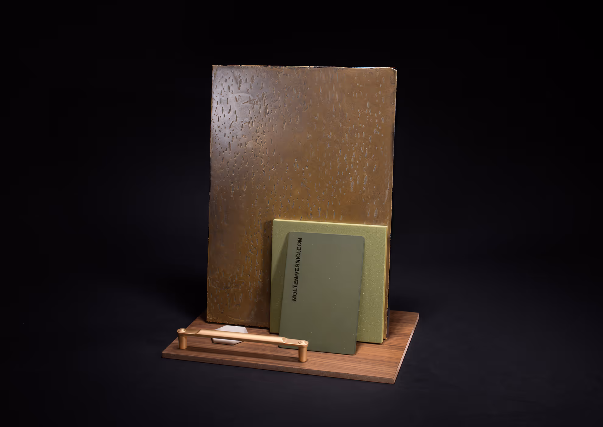 Muestras de MOLTENI-VERNICI con acabados en textura metálica y madera