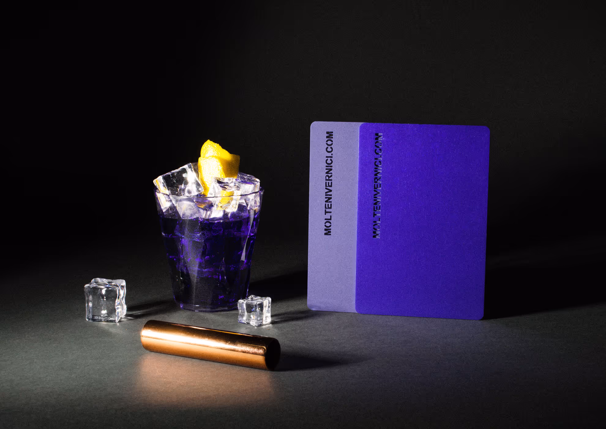 Cóctel púrpura de MOLTENI-VERNICI con cubitos de hielo y acabados metálicos