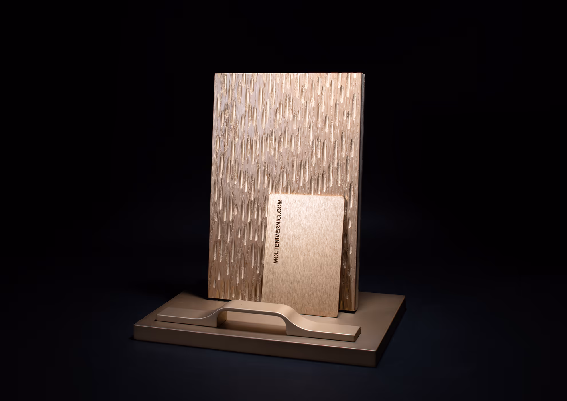 Muestras de acabados MOLTENI-VERNICI con textura metálica en expositor