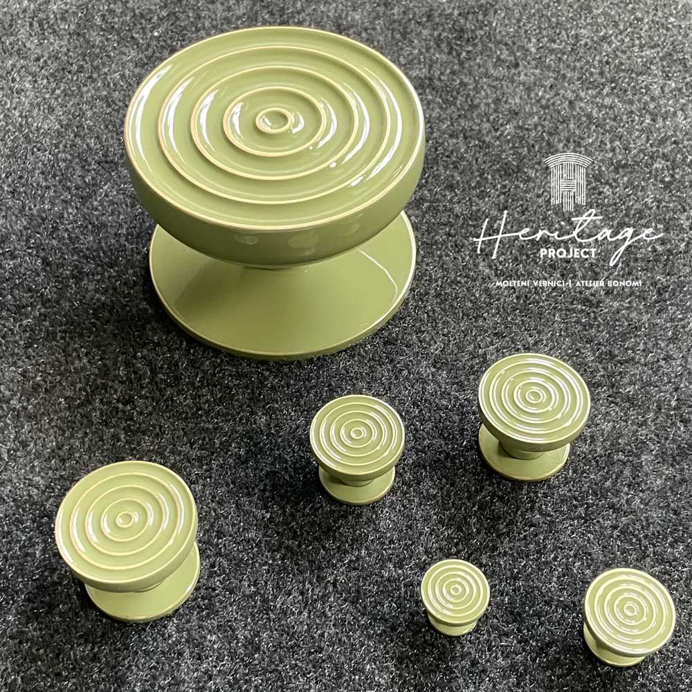 Boutons de design MOLTENI-VERNICI en vert pistache avec motif concentrique