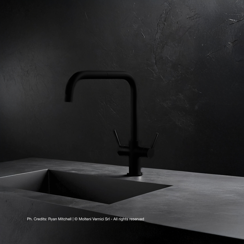 Grifo negro minimalista con acabado especial de esmalte Molteni-Vernici