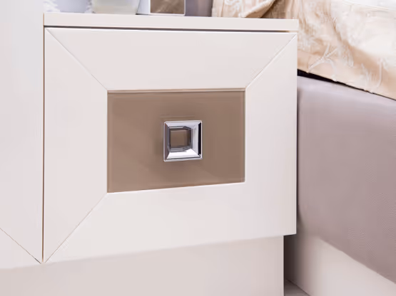 Dettaglio di verniciatura MOLTENI-VERNICI su mobile bianco con maniglia cromata