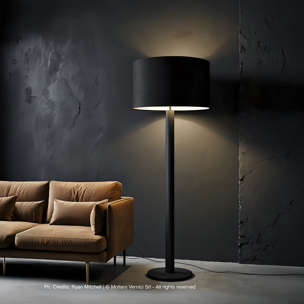 Lámpara de pie Molteni-Vernici con esmalte especial y acabado elegante