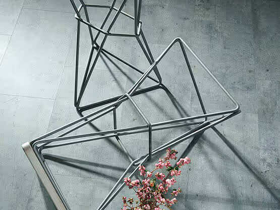 MOLTENI-VERNICI Spezialfarben: Geometrische Metallstühle mit rosa Blumen