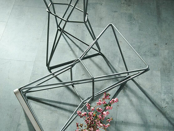 MOLTENI-VERNICI Spezialfarben: Geometrische Metallstühle mit rosa Blumen