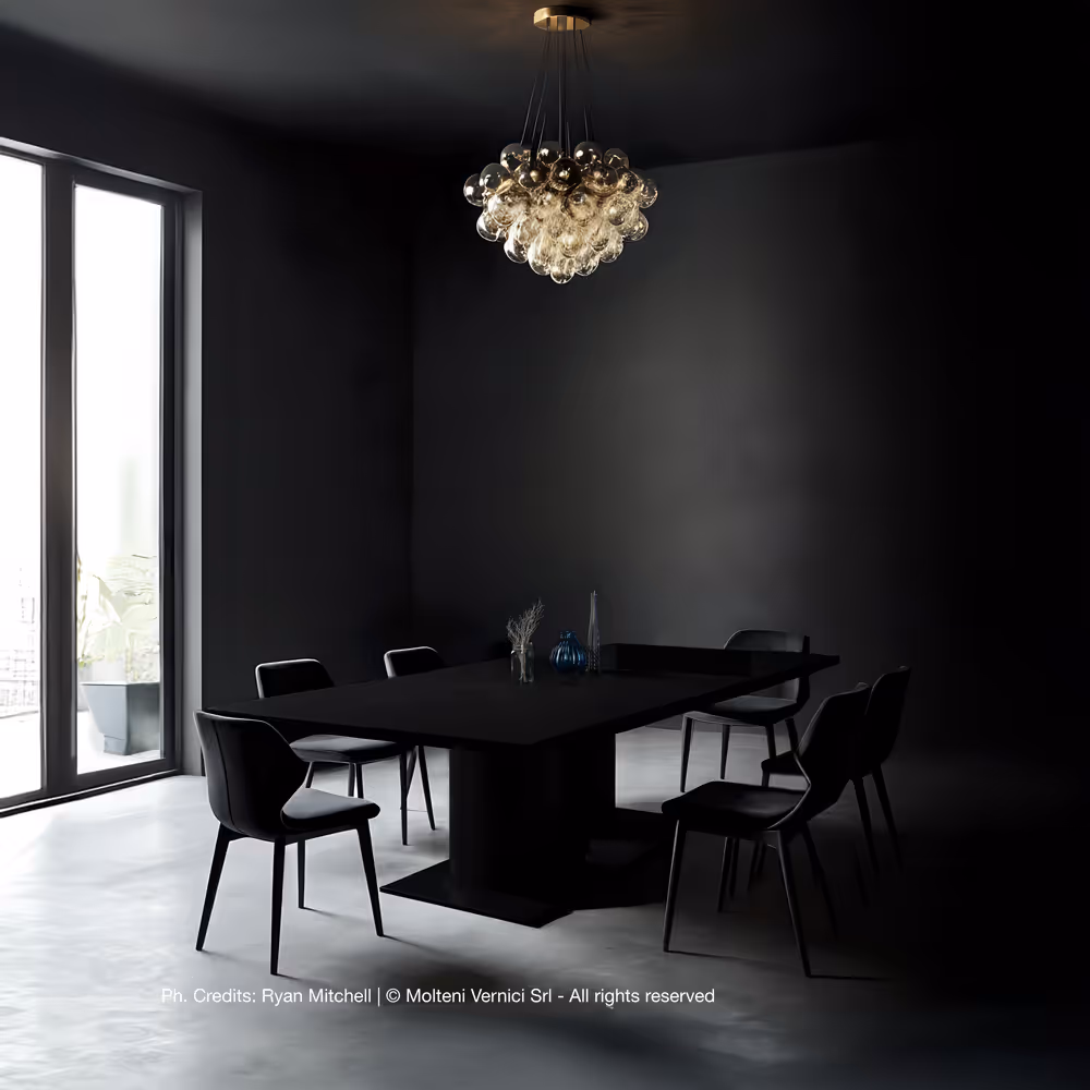 Sala da pranzo in nero con lampadario elegante, verniciatura MOLTENI-VERNICI