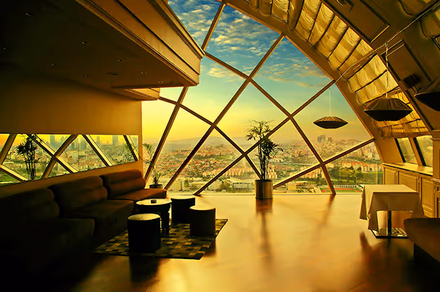 MOLTENI-VERNICI Spezialfarben: Panoramisches Interieur mit geometrischen Glasfenstern und Stadtblick