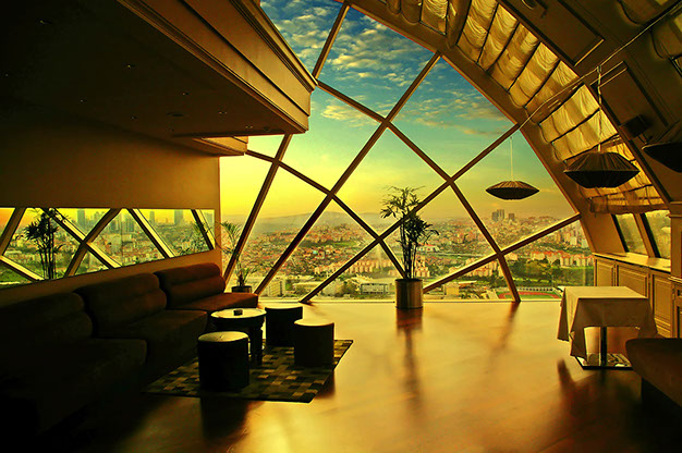 MOLTENI-VERNICI Spezialfarben: Panoramisches Interieur mit geometrischen Glasfenstern und Stadtblick