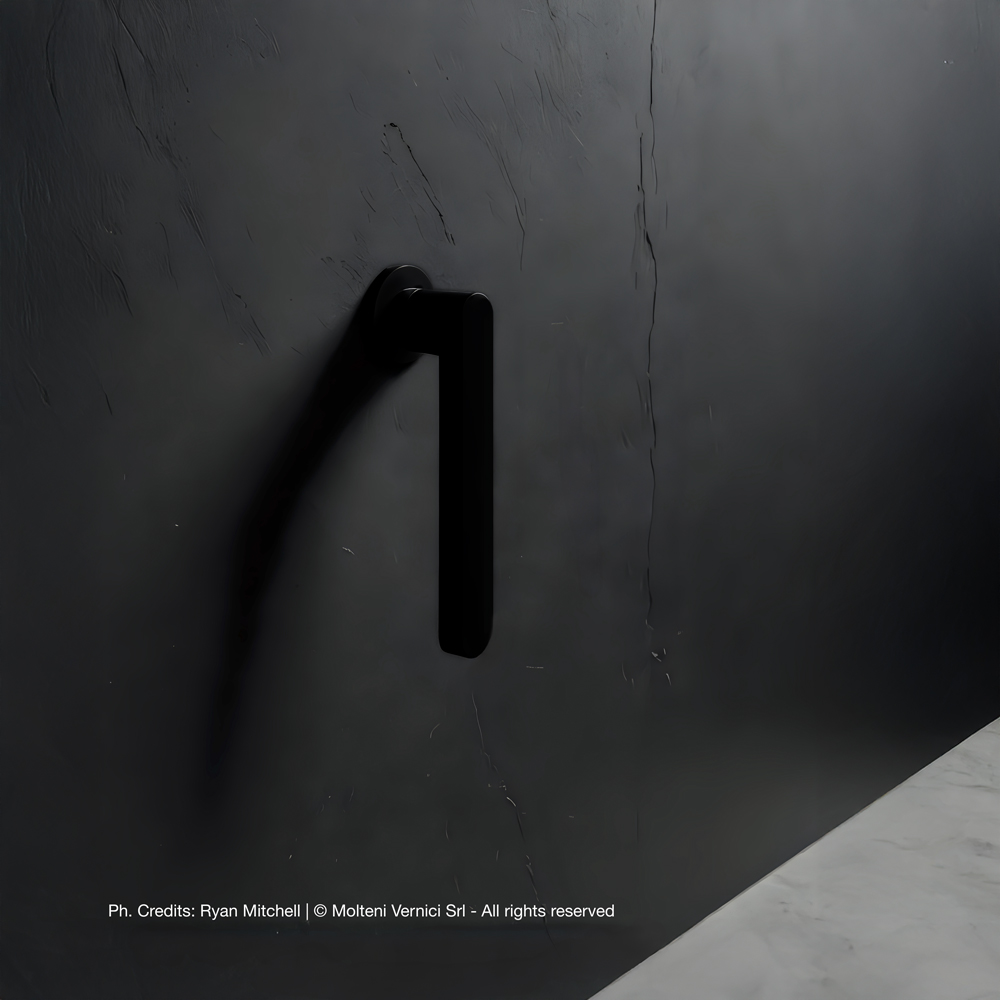 Esmalte especial Molteni-Vernici con acabado negro elegante y minimalista