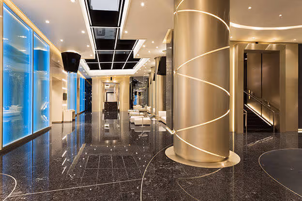 MOLTENI-VERNICI Spezialfarben: Moderner, luxuriöser Showroom mit goldenen Säulen