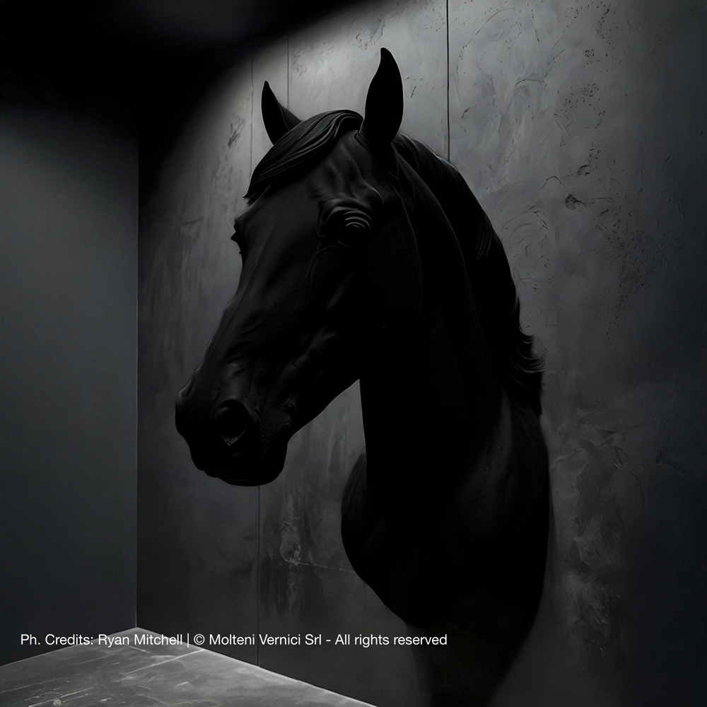 Caballo negro con esmalte especial y acabado Molteni-Vernici en ambiente oscuro