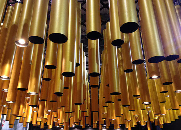 MOLTENI-VERNICI Spezialfarben: Goldene Rohre in moderner Deckeninstallation