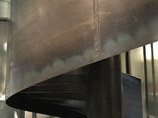 Pintura especial de Molteni-Vernici en superficie metálica industrial curva