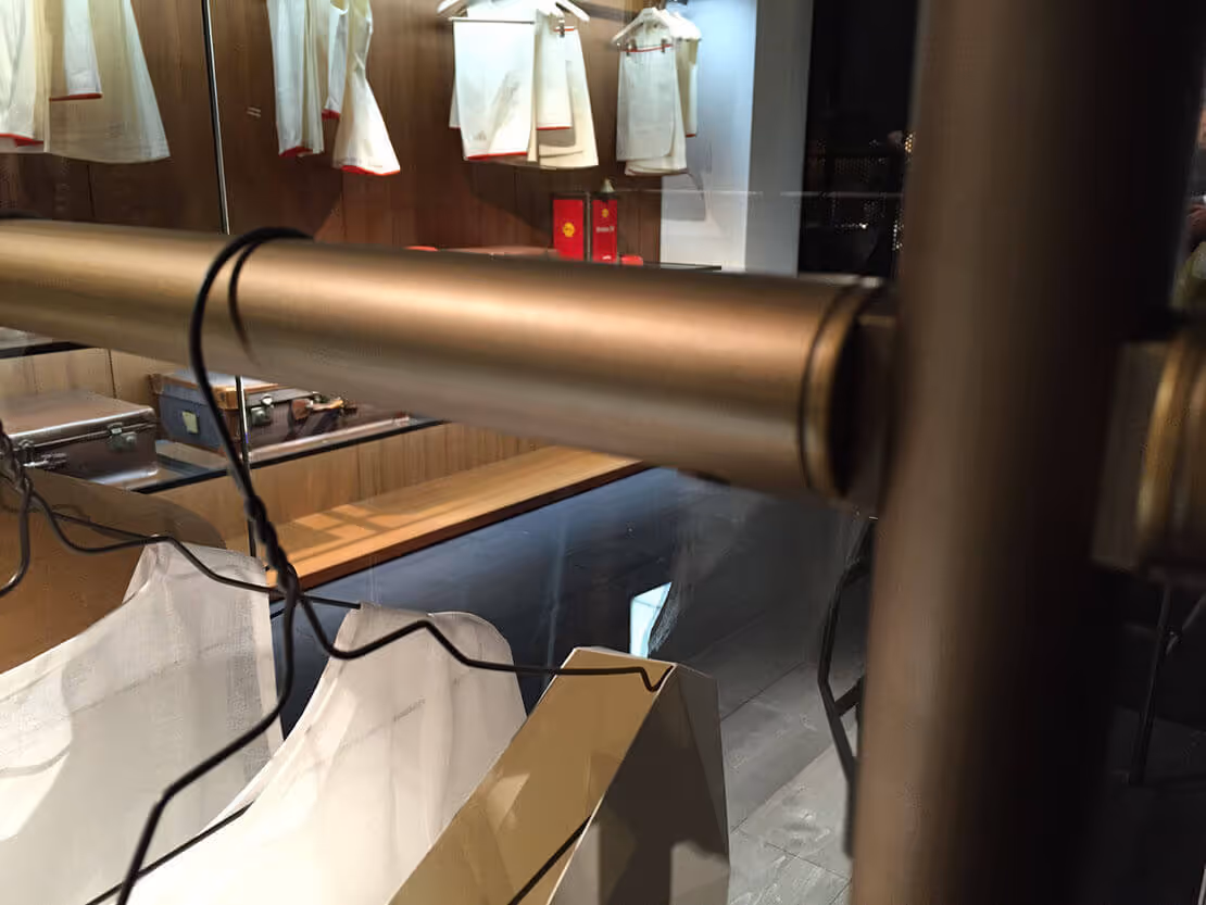 Atelier spécial de peintures MOLTENI-VERNICI avec équipement doré sophistiqué