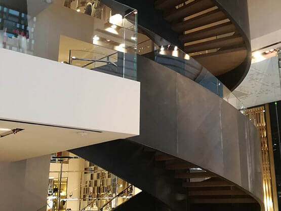 MOLTENI-VERNICI Spezialfarben: Moderne Wendeltreppe mit Glasgeländer in elegantem Design